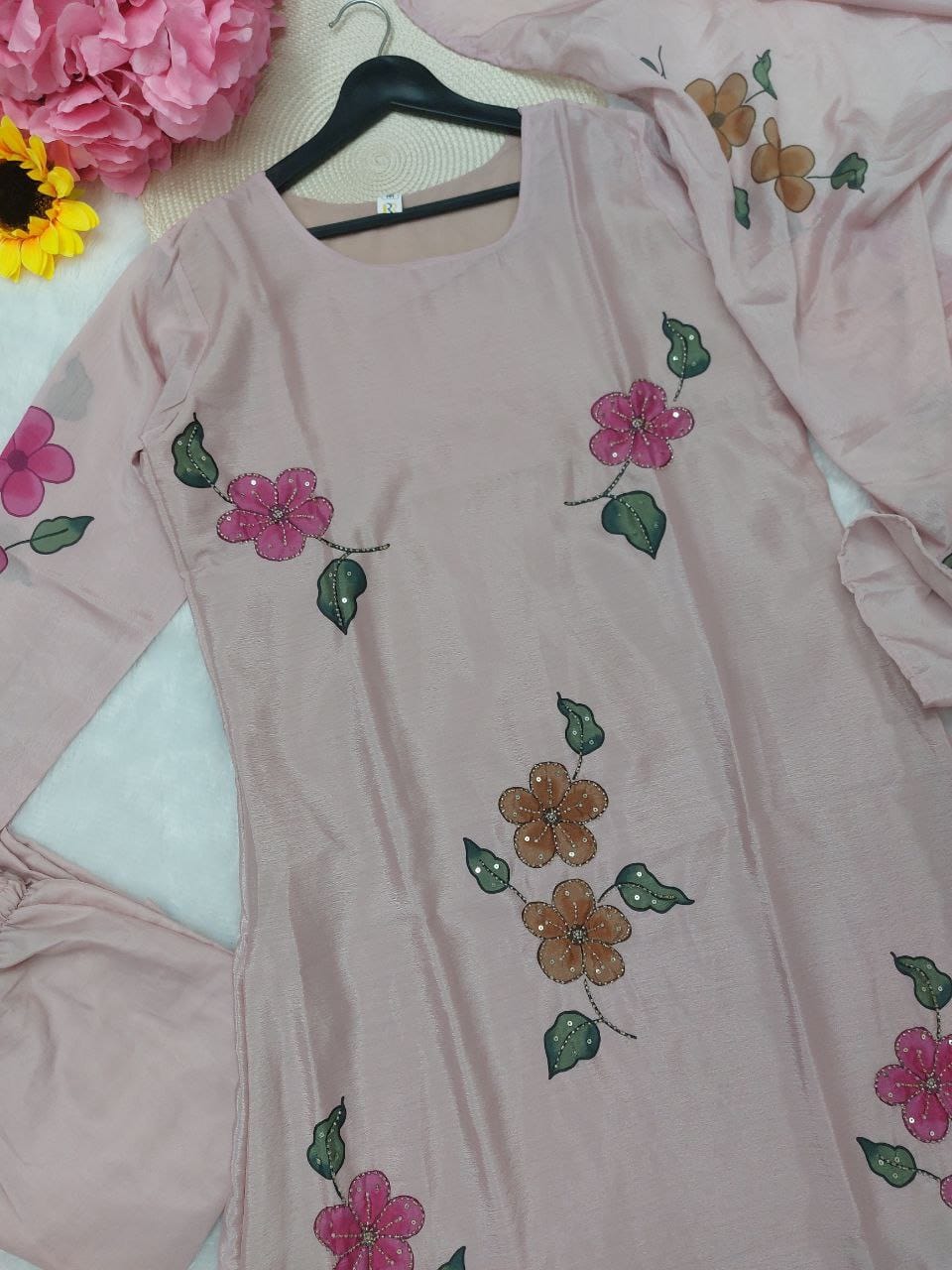 Featuring beautiful Heavy Set which is beautifully decorated All over Handwork🪡on suit and digital print. (RRRD04) 01