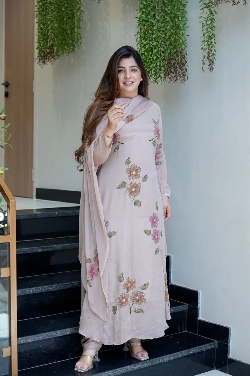 Featuring beautiful Heavy Set which is beautifully decorated All over Handwork🪡on suit and digital print. (RRRD04) 01