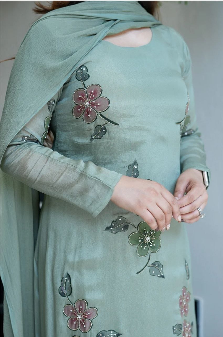 Featuring beautiful Heavy Set which is beautifully decorated All over Handwork🪡on suit and digital print. (RRRD04) 02